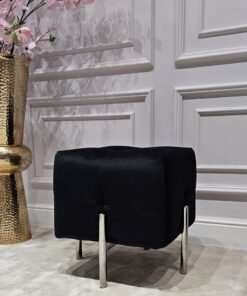 PUF na srebrnych, błyszczących nogach ze stali nierdzewnej, kwadratowe siedzisko obite czarną, welurową tapicerką, eleganckie pikowanie, nowoczesny styl