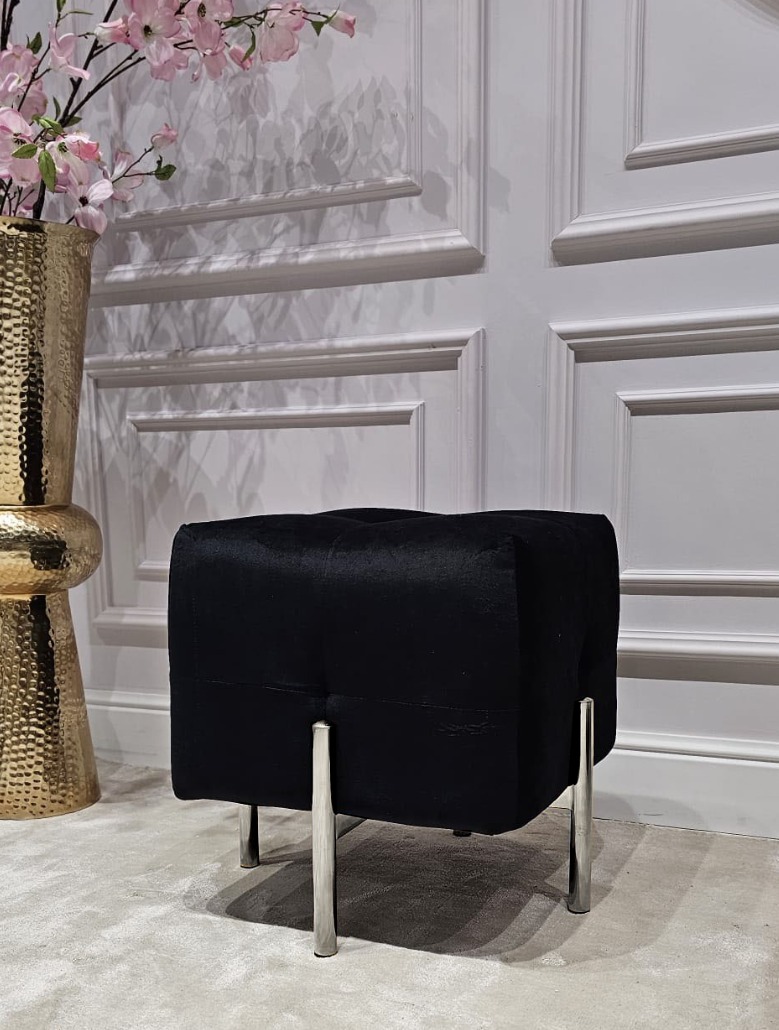 PUF na srebrnych, błyszczących nogach ze stali nierdzewnej, kwadratowe siedzisko obite czarną, welurową tapicerką, eleganckie pikowanie, nowoczesny styl PUF na srebrnych, błyszczących nogach ze stali nierdzewnej, kwadratowe siedzisko obite czarną, welurową tapicerką, eleganckie pikowanie, nowoczesny styl