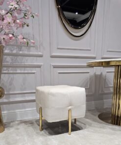 PUF na złotych, błyszczących nogach ze stali nierdzewnej, kwadratowe siedzisko obite białą, welurową tapicerką, eleganckie pikowanie, nowoczesny styl, piękny