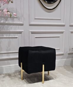 PUF na złotych, błyszczących nogach ze stali nierdzewnej, kwadratowe siedzisko obite czarną, welurową tapicerką, eleganckie pikowanie, nowoczesny styl, ekskluzywna