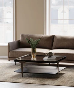 STOLIK KAWOWY Divine kwadratowy, szklany blat, drewniana dolna półka, ciemno brązowa kolorystyka, nowoczesny styl, premium