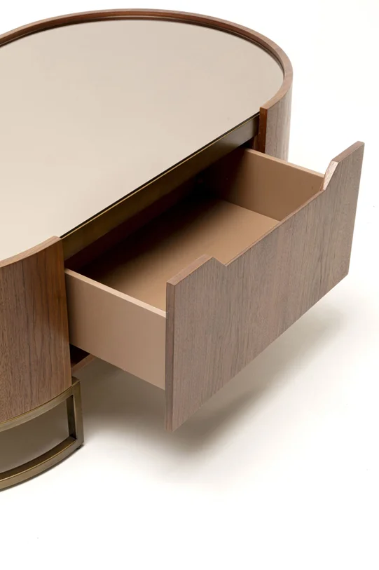 STOLIK KAWOWY Giorgio o zaokrąglonych bokach, jedna szuflada, brązowy kolor, szklany blat, nowoczesny styl, do salonu STOLIK KAWOWY Giorgio o zaokrąglonych bokach, jedna szuflada, brązowy kolor, szklany blat, nowoczesny styl, do salonu