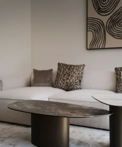 STOLIK KAWOWY Paso na stalowej, mosiężnej nodze, ceramiczno-szklany blat o nieregularnym kształcie, designerski styl