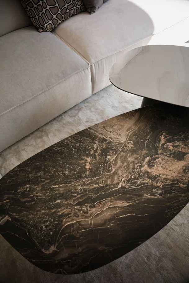 STOLIK KAWOWY Paso na stalowej, mosiężnej nodze, ceramiczno-szklany blat o nieregularnym kształcie, designerski styl, do salonu STOLIK KAWOWY Paso na stalowej, mosiężnej nodze, ceramiczno-szklany blat o nieregularnym kształcie, designerski styl, do salonu