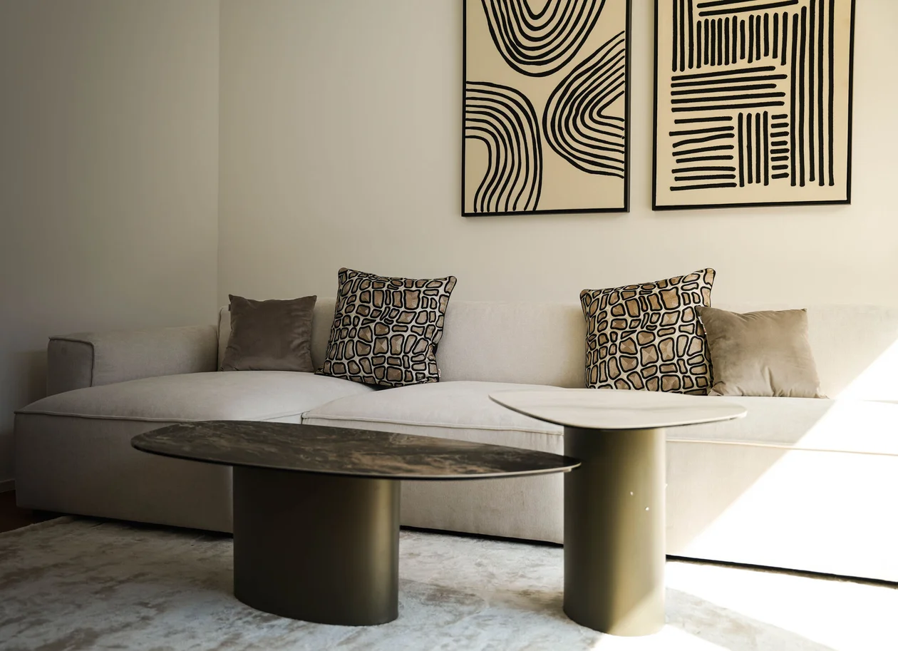 STOLIK KAWOWY Paso na stalowej, mosiężnej nodze, ceramiczno-szklany blat o nieregularnym kształcie, designerski styl, ekskluzywny STOLIK KAWOWY Paso na stalowej, mosiężnej nodze, ceramiczno-szklany blat o nieregularnym kształcie, designerski styl, ekskluzywny