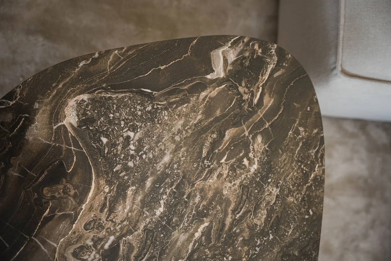 STOLIK KAWOWY Paso na stalowej, mosiężnej nodze, ceramiczno-szklany blat o nieregularnym kształcie, designerski styl, premium STOLIK KAWOWY Paso na stalowej, mosiężnej nodze, ceramiczno-szklany blat o nieregularnym kształcie, designerski styl, premium