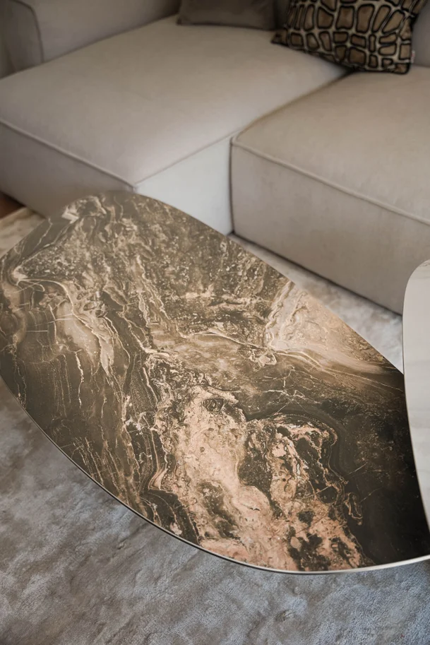 STOLIK KAWOWY Paso na stalowej, mosiężnej nodze, ceramiczno-szklany blat o nieregularnym kształcie, designerski styl, wyjątkowy STOLIK KAWOWY Paso na stalowej, mosiężnej nodze, ceramiczno-szklany blat o nieregularnym kształcie, designerski styl, wyjątkowy