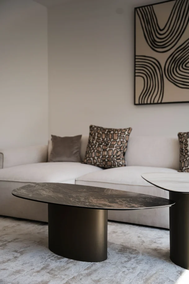 STOLIK KAWOWY Paso na stalowej, mosiężnej nodze, ceramiczno-szklany blat o nieregularnym kształcie, designerski styl STOLIK KAWOWY Paso na stalowej, mosiężnej nodze, ceramiczno-szklany blat o nieregularnym kształcie, designerski styl