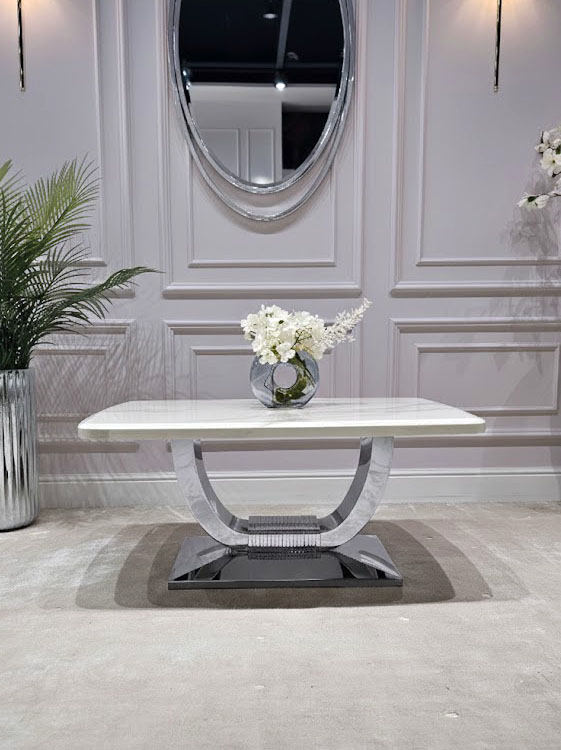 STOLIK KAWOWY RING na srebrnej błyszczącej podstawie, prostokątny blat z konglomeratu marmurowego, nowoczesny glamour