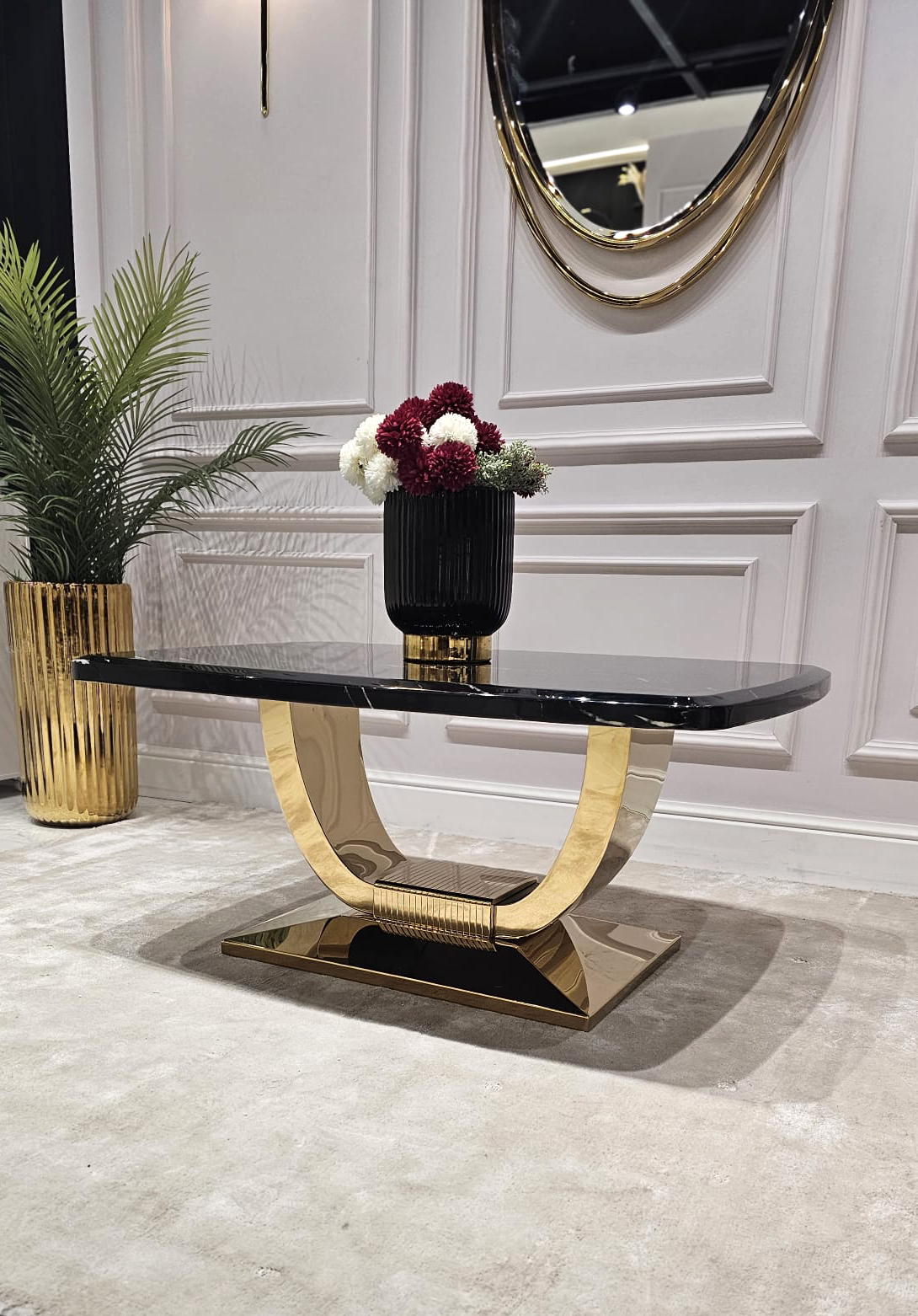 STOLIK KAWOWY RING na złotej błyszczącej podstawie, prostokątny, czarny blat z konglomeratu marmurowego, nowoczesny glamour - 100 cm