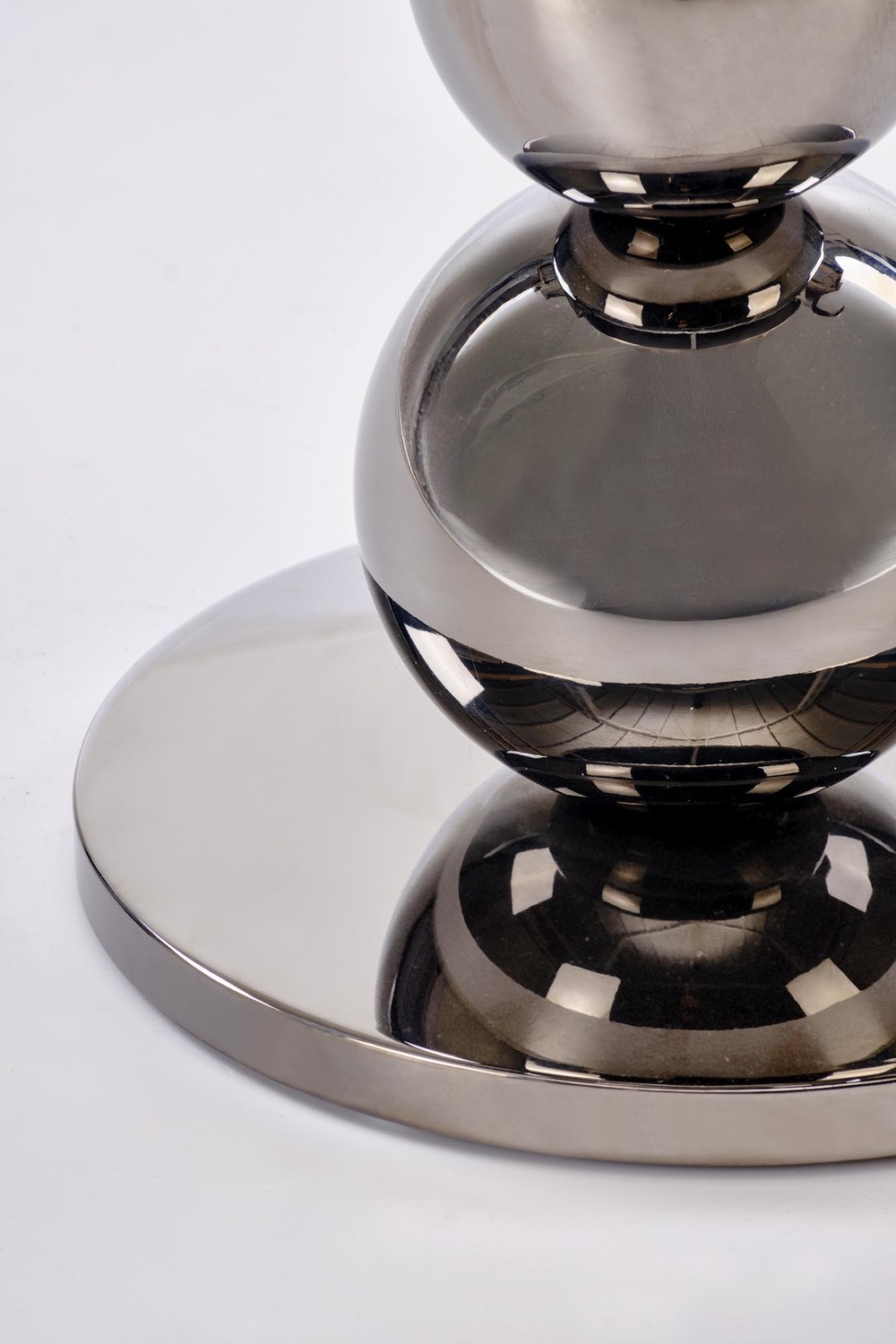 STOLIK POMOCNICZY Carla okrągły, metalowo-szklany, noga w formie 4 kul, srebrno-czarna kolorystyka, premium