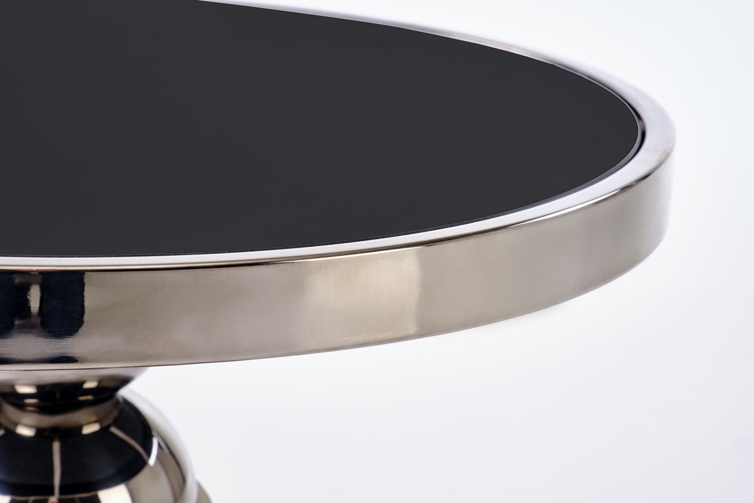 STOLIK POMOCNICZY Carla okrągły, metalowo-szklany, noga w formie 4 kul, srebrno-czarna kolorystyka, wyrafinowany