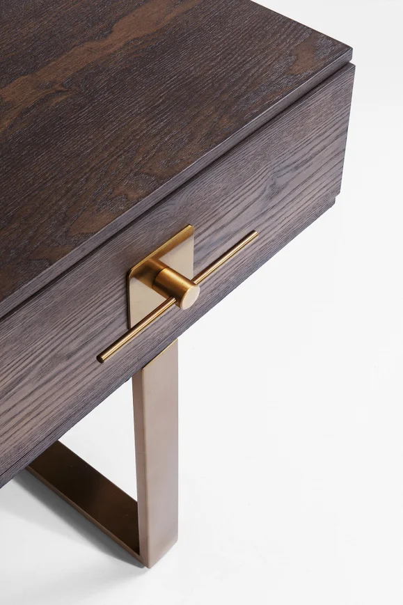 SZAFKA NOCNA Osaka kwadratowa, kolor orzechowy, jedna szuflada, metalowy stelaż w kolorze mosiądzu, premium SZAFKA NOCNA Osaka kwadratowa, kolor orzechowy, jedna szuflada, metalowy stelaż w kolorze mosiądzu, premium