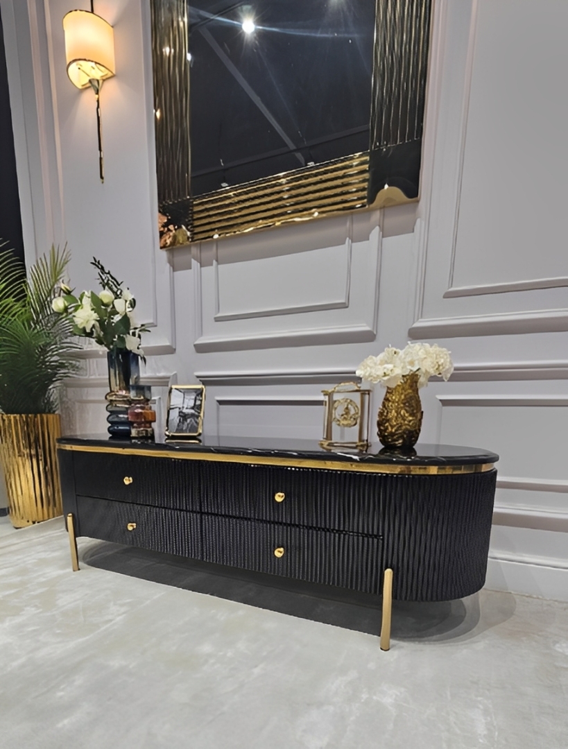 SZAFKA RTV Anne Nero czarna, ryflowany korpus, blat z konglomeratu marmurowego, dodatki w kolorze błyszczącego złota, 4 funkcjonalne szuflady, nowoczesny styl