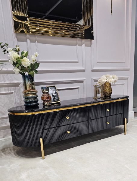 SZAFKA RTV Anne Nero czarna, ryflowany korpus, blat z konglomeratu marmurowego, dodatki w kolorze błyszczącego złota, 4 funkcjonalne szuflady, nowoczesny styl, ekskluzywna