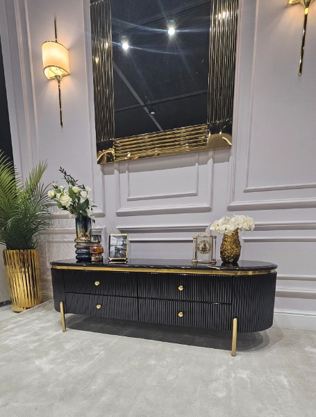 SZAFKA RTV Anne Nero czarna, ryflowany korpus, blat z konglomeratu marmurowego, dodatki w kolorze błyszczącego złota, 4 funkcjonalne szuflady, nowoczesny styl, piękna