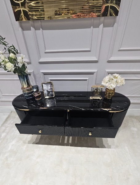 SZAFKA RTV Anne Nero czarna, ryflowany korpus, blat z konglomeratu marmurowego, dodatki w kolorze błyszczącego złota, 4 funkcjonalne szuflady, nowoczesny styl, premium