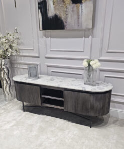 SZAFKA RTV Glenn na metalowych nogach z drewnianym, ryflowanym korpusem i biało-szarym marmurowym blatem, nowoczesna