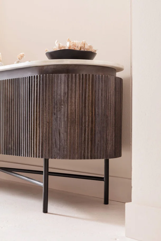 SZAFKA RTV Glenn na metalowych nogach z drewnianym, ryflowanym korpusem i biało-szarym marmurowym blatem, nowoczesna, do salonu