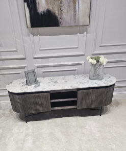 SZAFKA RTV Glenn na metalowych nogach z drewnianym, ryflowanym korpusem i biało-szarym marmurowym blatem, nowoczesna, ekskluzywna