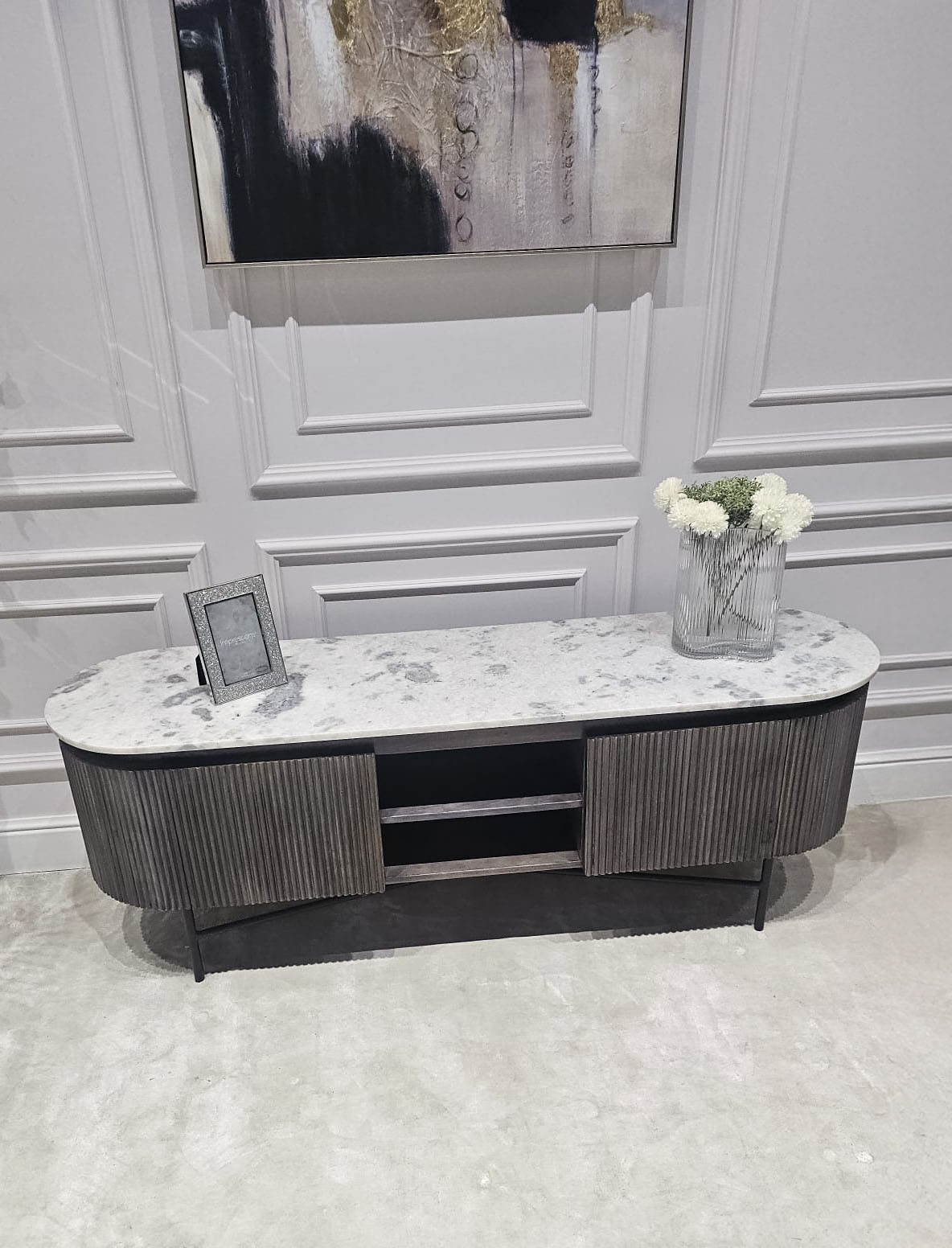 SZAFKA RTV Glenn na metalowych nogach z drewnianym, ryflowanym korpusem i biało-szarym marmurowym blatem, nowoczesna, ekskluzywna