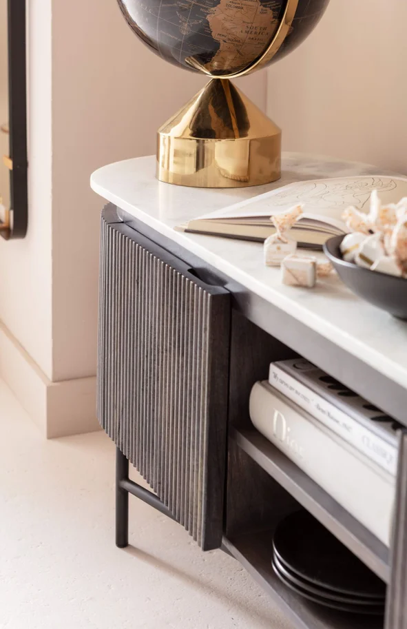 SZAFKA RTV Glenn na metalowych nogach z drewnianym, ryflowanym korpusem i biało-szarym marmurowym blatem, nowoczesna, ekskluzywna