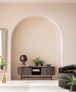 SZAFKA RTV Glenn na metalowych nogach z drewnianym, ryflowanym korpusem i biało-szarym marmurowym blatem, nowoczesna, piękna