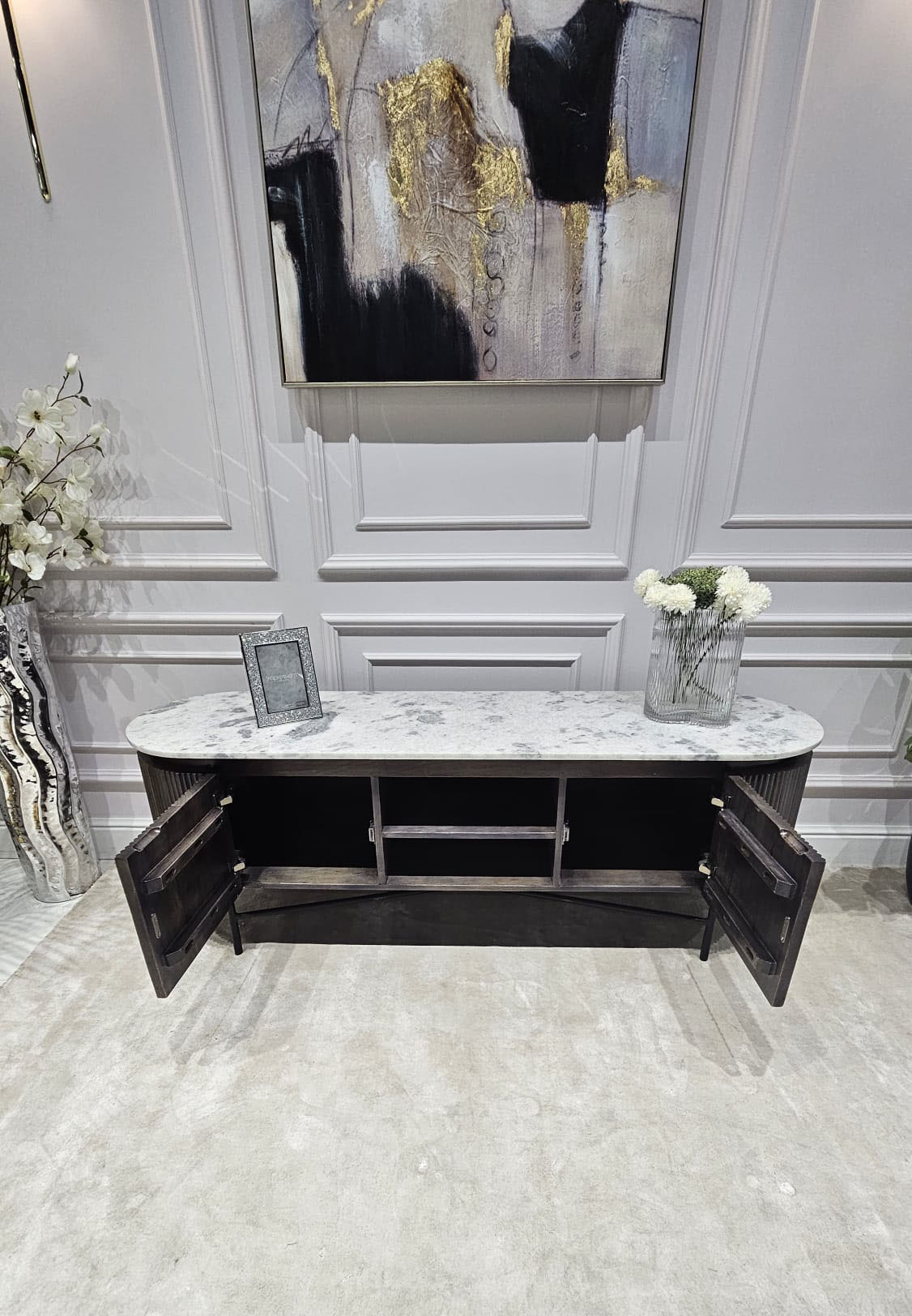 SZAFKA RTV Glenn na metalowych nogach z drewnianym, ryflowanym korpusem i biało-szarym marmurowym blatem, nowoczesna, piękna