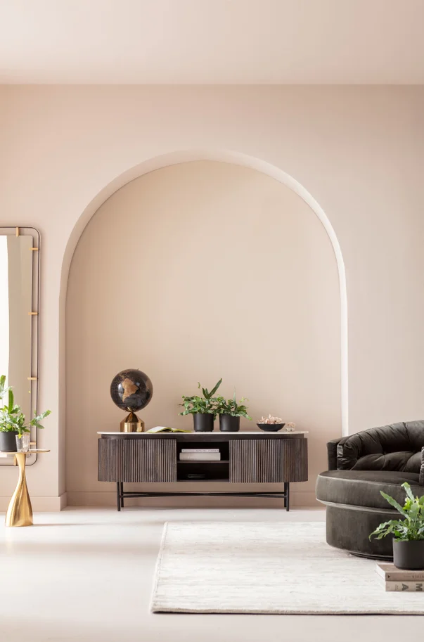 SZAFKA RTV Glenn na metalowych nogach z drewnianym, ryflowanym korpusem i biało-szarym marmurowym blatem, nowoczesna, piękna