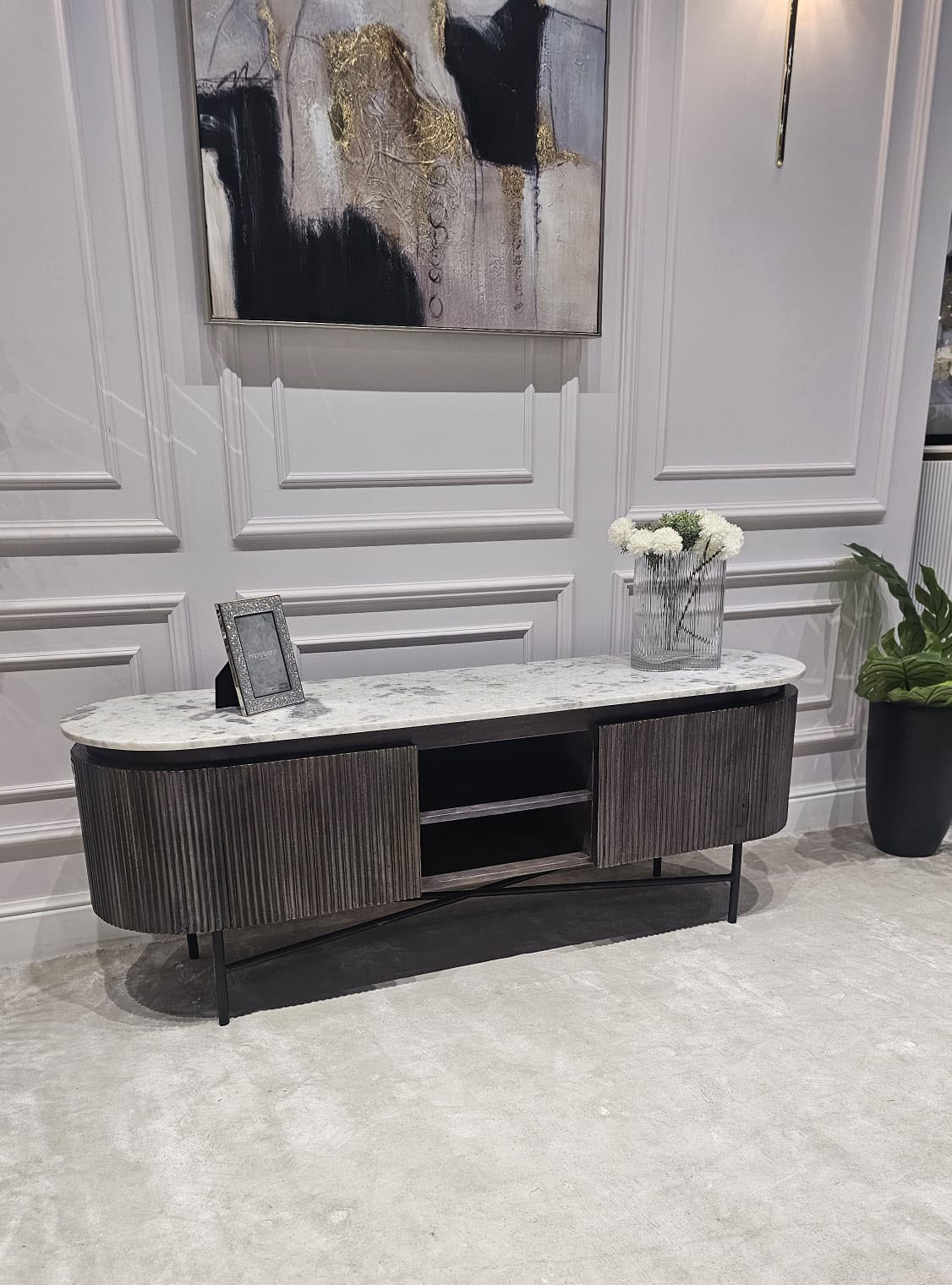 SZAFKA RTV Glenn na metalowych nogach z drewnianym, ryflowanym korpusem i biało-szarym marmurowym blatem, nowoczesna, premium