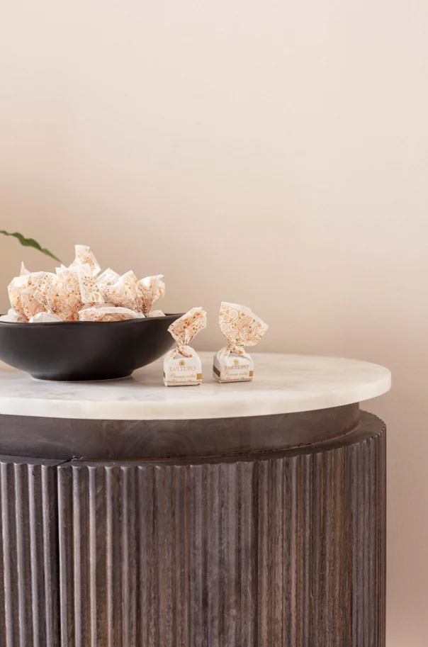 SZAFKA RTV Glenn na metalowych nogach z drewnianym, ryflowanym korpusem i biało-szarym marmurowym blatem, nowoczesna, premium