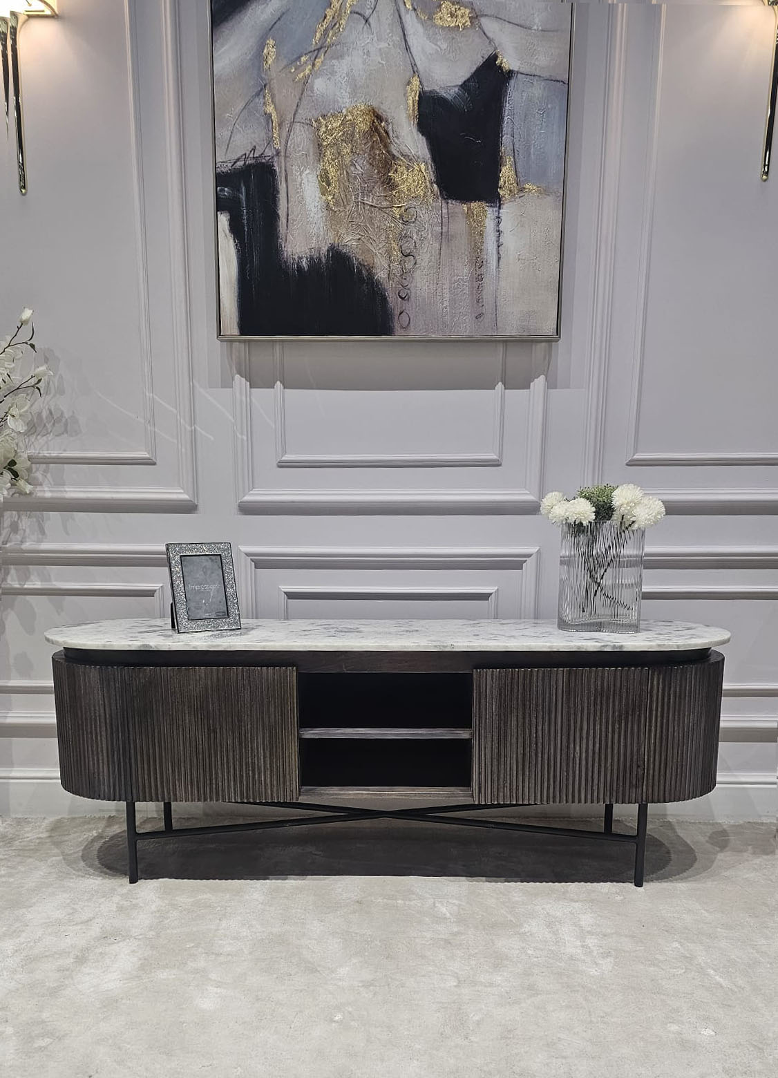 SZAFKA RTV Glenn na metalowych nogach z drewnianym, ryflowanym korpusem i biało-szarym marmurowym blatem, nowoczesna, wyjątkowa