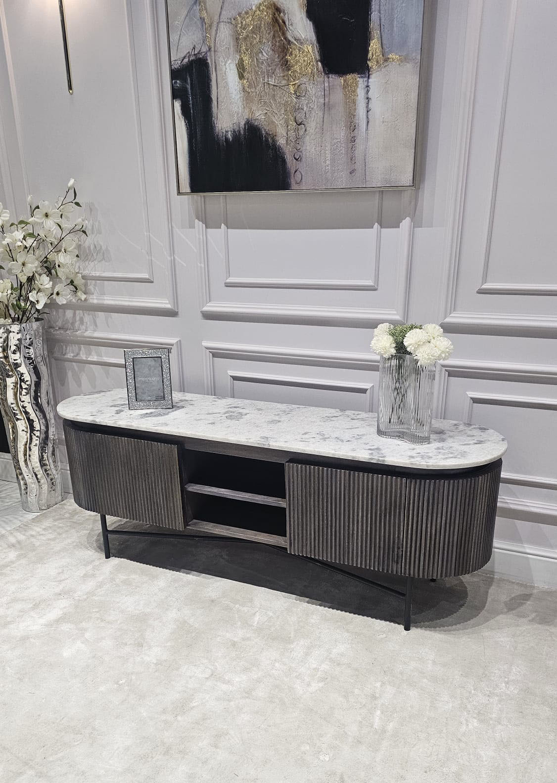 SZAFKA RTV Glenn na metalowych nogach z drewnianym, ryflowanym korpusem i biało-szarym marmurowym blatem, nowoczesna