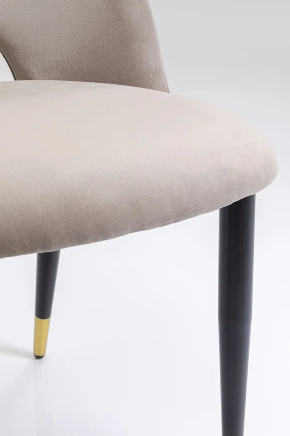 ZESTAW DWÓCH KRZESEŁ Iris Velvet z tapicerką w kolorze taupe, czarno-złote nogi, zaoblone kształty, ekskluzywny