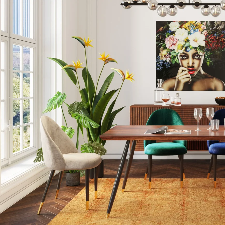 ZESTAW DWÓCH KRZESEŁ Iris Velvet z tapicerką w kolorze taupe, czarno-złote nogi, zaoblone kształty, nowoczesny