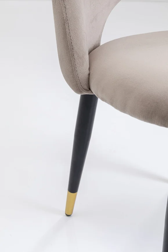 ZESTAW DWÓCH KRZESEŁ Iris Velvet z tapicerką w kolorze taupe, czarno-złote nogi, zaoblone kształty, piękny