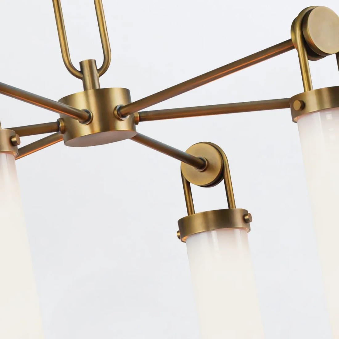 ŻYRANDOL Wynwood z 6 źródłami światła, metalowa oprawa w kolorze vintage mosiądzu, mleczne, szklane klosze, piękny