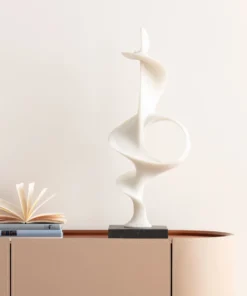 FIGURKA DEKORACYJNA Soft Line beżowa o zakręconej formie, wysoka, na stabilnej czarnej podstawie, nowoczesny styl, do pokoju