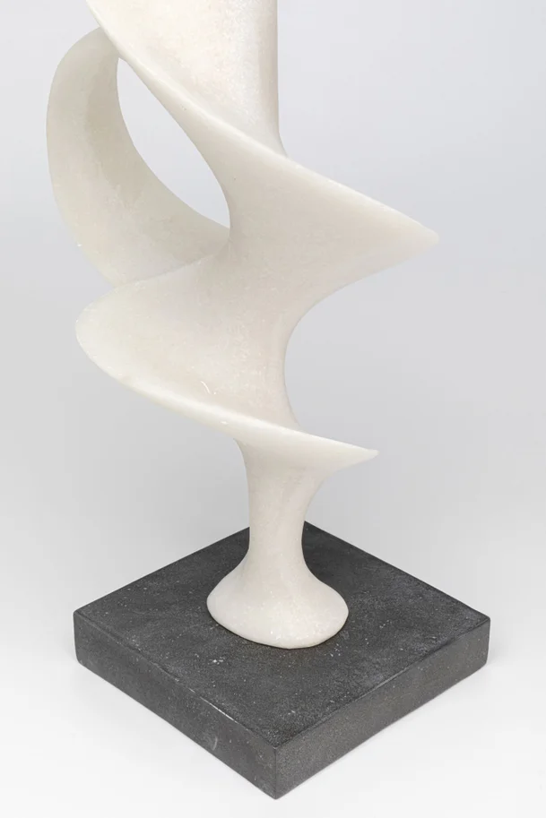 FIGURKA DEKORACYJNA Soft Line beżowa o zakręconej formie, wysoka, na stabilnej czarnej podstawie, nowoczesny styl, ekskluzywna