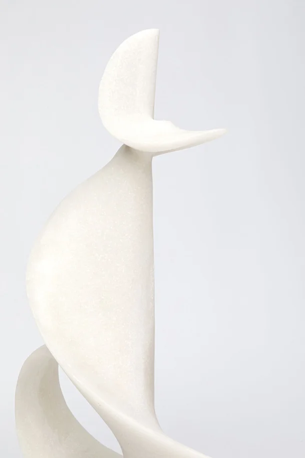 FIGURKA DEKORACYJNA Soft Line beżowa o zakręconej formie, wysoka, na stabilnej czarnej podstawie, nowoczesny styl, piękna