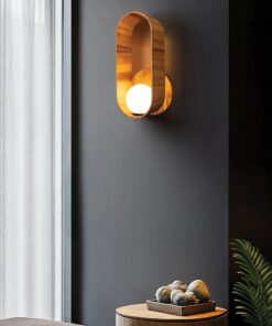 KINKIET Sfera z ramą z forniru tekowego otaczająca mlecznobiały matowy klosz, nowoczesny styl, premium