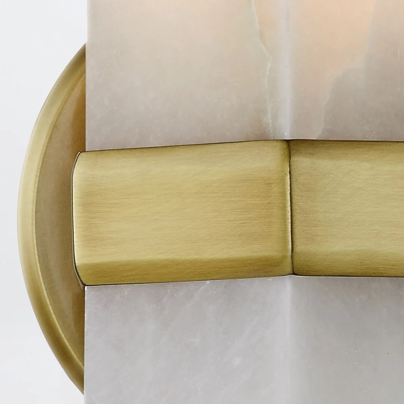 KINKIET Valencia z diamentowym kloszem z alabastru, metalowa oprawa w mosiężnym wykończeniu, klasyka z nutą nowoczesności, piękny