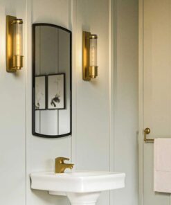 KINKIET Wellington podłużny z ramą w kolorze szczotkowanego mosiądzu, szklany, prążkowany abażur, vintage styl, wyjątkowy