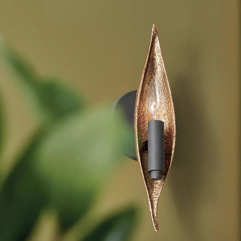 KINKIET Willow z czarną matową oprawą, złoty liść otulający źródło światła, nowoczesny styl, wyjątkowy