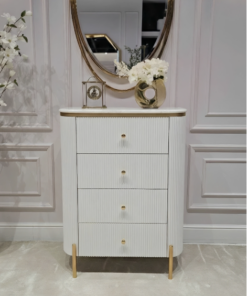 KOMODA Anne Fosco biała z czterema szufladami, ryflowany korpus, złote szczotkowane detale, nowoczesny styl