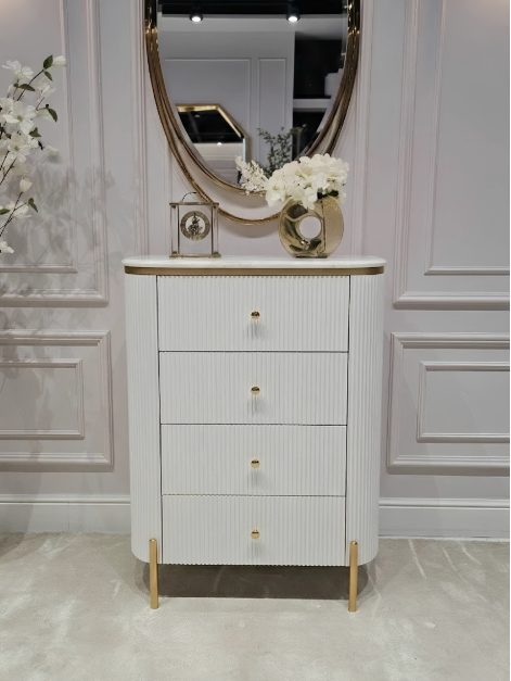 KOMODA Anne Fosco biała z czterema szufladami, ryflowany korpus, złote szczotkowane detale, nowoczesny styl