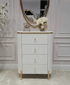 KOMODA Anne Fosco biała z czterema szufladami, ryflowany korpus, złote szczotkowane detale, nowoczesny styl