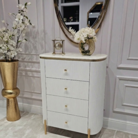 KOMODA Anne Fosco biała z czterema szufladami, ryflowany korpus, złote szczotkowane detale, nowoczesny styl, ekskluzywna