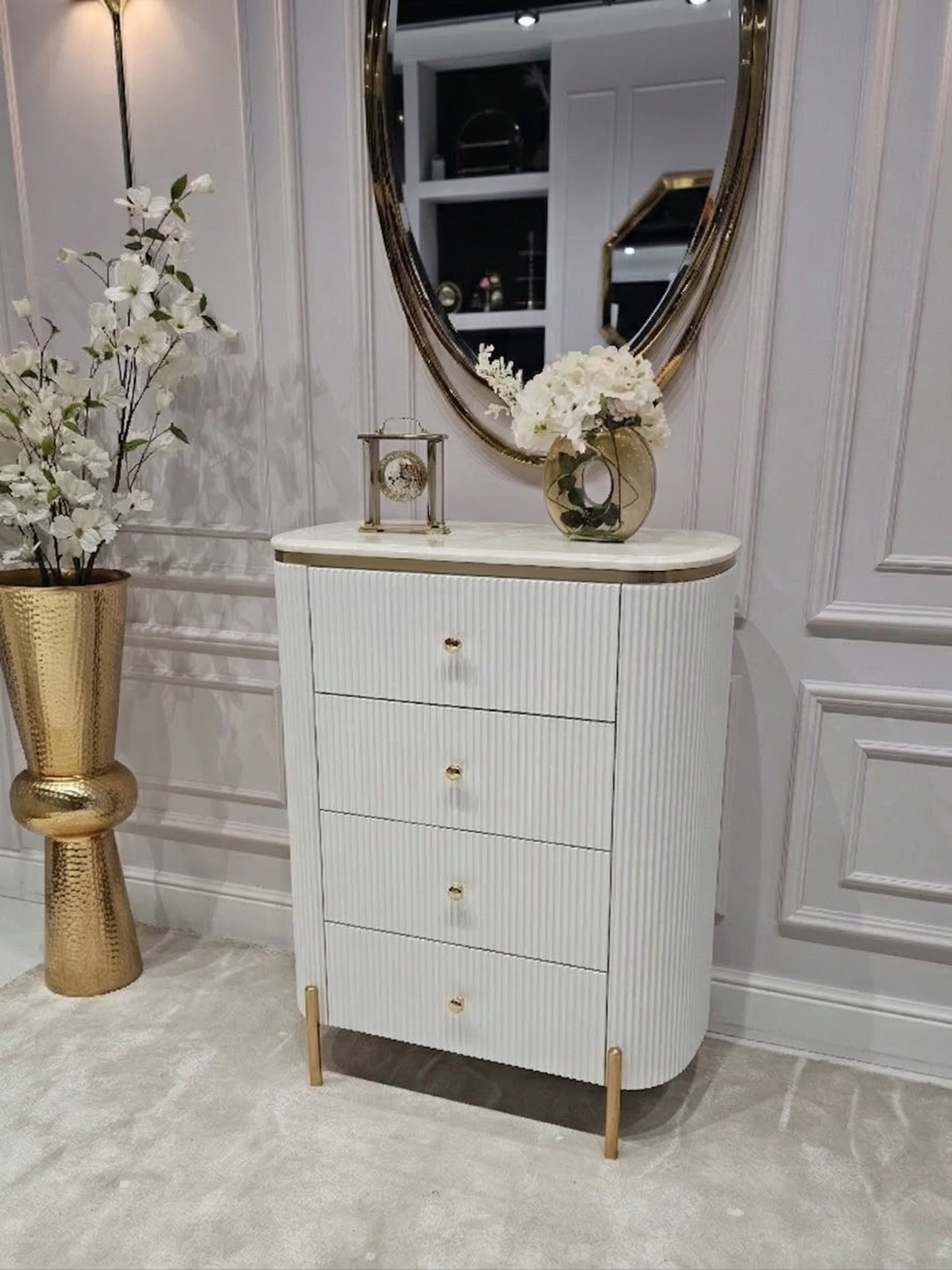 KOMODA Anne Fosco biała z czterema szufladami, ryflowany korpus, złote szczotkowane detale, nowoczesny styl, ekskluzywna