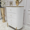 KOMODA Anne Fosco biała z czterema szufladami, ryflowany korpus, złote szczotkowane detale, nowoczesny styl, ekskluzywna